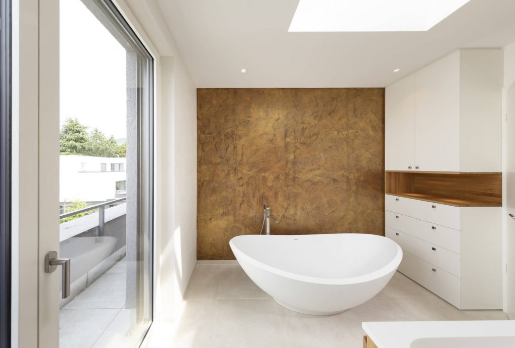 Badezimmer in Neubaugebäude