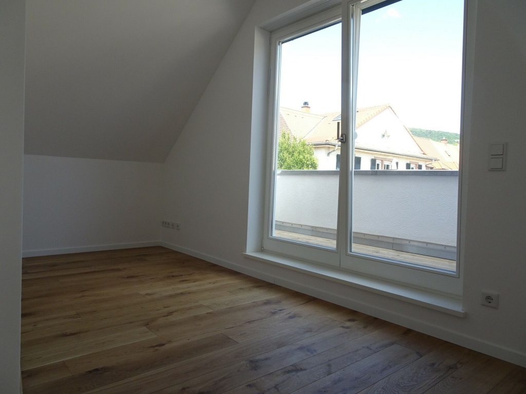 Altbausanierung in Schriesheim: Zimmer mit Balkon